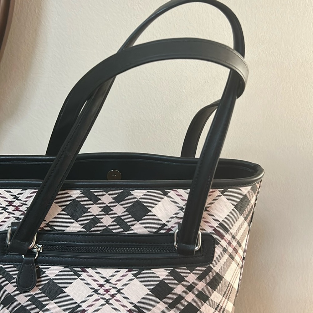 Pre loved beautiful shoulder bag , like new  , hardly used $25 , 407 547 9563
